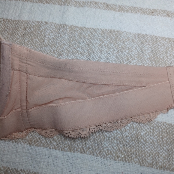 Victoria's Secret Cream Lace Trim Bra - Picture 6 of 7